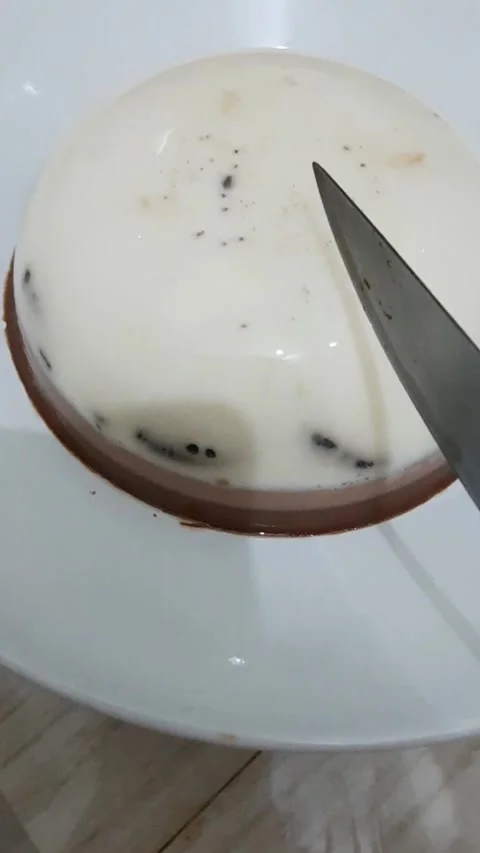 Slicing a Round White Jelly Pudding Vídeo Stock 331420110