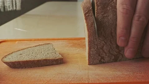 Slicing a rye bread Vídeos de archivo 137656961