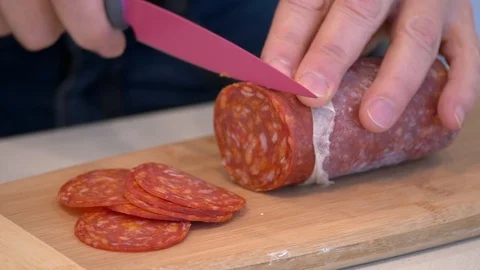 Slicing salami close up 스톡 동영상 86251198