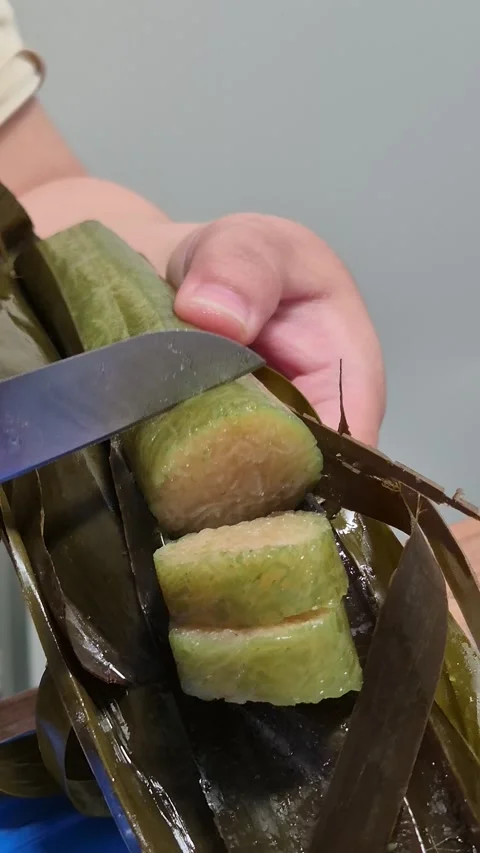 Slicing steamed glutinous rice Video stock 334692050
