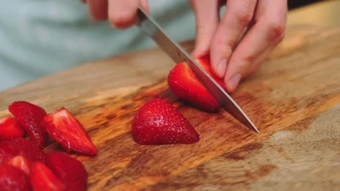 Slicing strawberries on a cutting board Stock-Footage 252179318