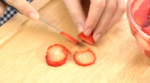 Slicing a strawberries into thin pieces, slow Video stock 59675713