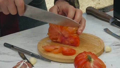 Slicing tomato on a cutting board. Stock-Footage 155427551
