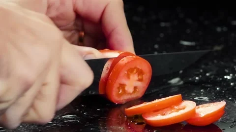 Slicing tomatoe Vídeos de archivo 154705588