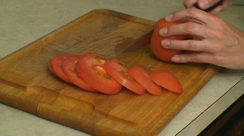 Slicing tomatoes close up 스톡 동영상 701343