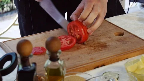 Slicing tomatoes for cooking Vídeo Stock 105398806