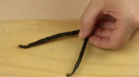 Slicing Vanilla Pod 스톡 동영상 32709579