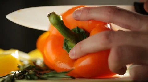 Slicing vegetables on the cutting desk (close up) Vídeo Stock 37453486