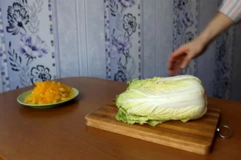 Slicing vegetables. Video stock 20545476