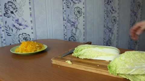Slicing vegetables. Video stock 20545540