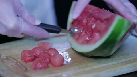 Slicing watermelon in circles 動画素材 96986478