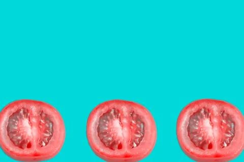 Slide fresh tomato pattern on blue background, minimalism concept, copy space Stockfoto's