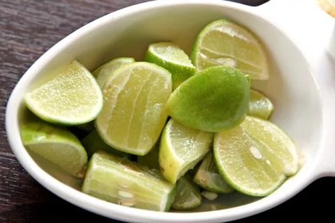 Slide lemon in white dish. Foto stock