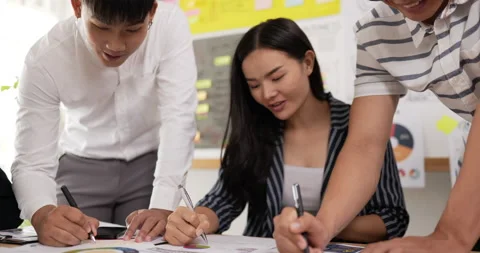 Slide moving of business employee explaining and editing the information Stock Footage 201847351