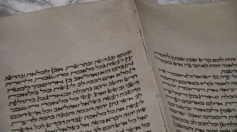Slide over the letters of Torah scroll Vídeo Stock 42687084