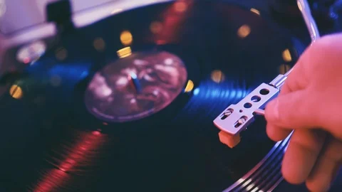 Slide rotating plate, stylus with the turntable, hand of the man puts the needle Stock Footage 91732986