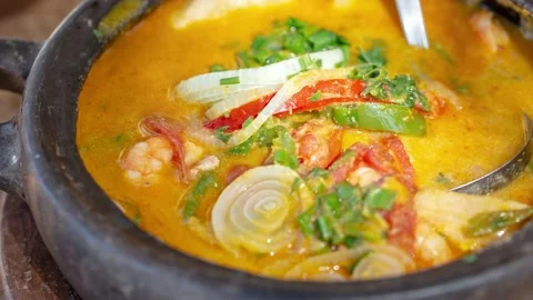 Slide shot of fish moqueca with assorted vegetables. Vídeo Stock 132612772