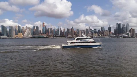 Slide Tracking Ferry Breaking Waves 库存影片 104222837