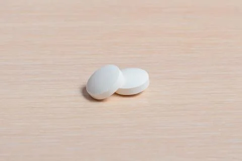 Slide of white tablets on a light table. Foto stock