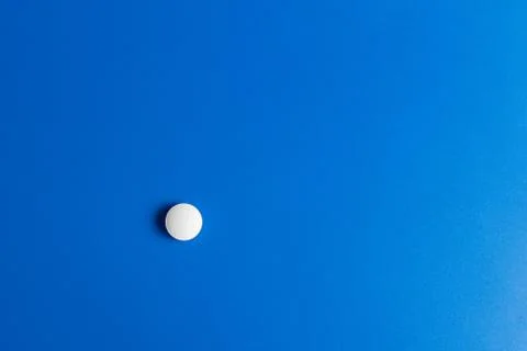 Slide of white tablets on a light table. Foto stock