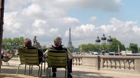 Slider clip of couple looking at Eiffel Tower over Place de la Concorde Vídeo Stock 114355615