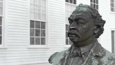 Slider shot of the bust of Robert Smalls, former slave and statesman. Видео 150697869