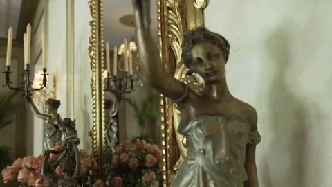 Slider shot of a statue in a foyer Видео 80326874
