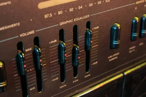  Sliders and knobs adjusting the graphic equalizer on a vintage stereo sys... Foto stock