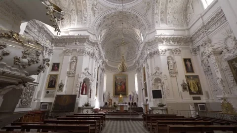 Sliding camera movement inside the historic Church of St. Peter and St. Paul 库存影片 331531140