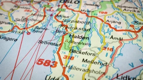 Sliding camera movement over road map from Gothenburg to Oslo Stockbeeldmateriaal 332798375