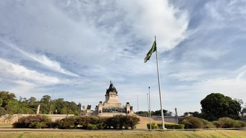 Sliding View of the Independence Monument and Waving Flag in Sao Paulo Video stock 334951445