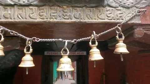 Sliding view of some o f the bells at the Mahabuddha temple in Patan 스톡 동영상 206074933