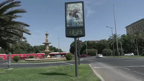 Slight decreases in temperatures and clouds in the Mediterranean Sea, Sevilla, E 库存影片 282723210