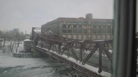 Slight pan as traffic passes through bridge at the forefront of winter cityscape Vídeos de archivo 251220512