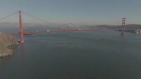 Slight right to left tracking of San Francisco bridge filling frame 스톡 동영상 336793008