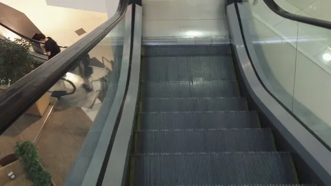 Slightly defocused crowd of walking people in the newly opened shopping mall Video stock 78129095