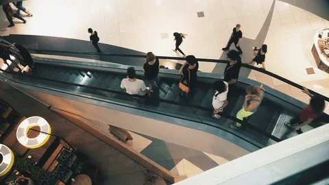 Slightly defocused crowd of walking people in the newly opened shopping mall Video stock 78129166