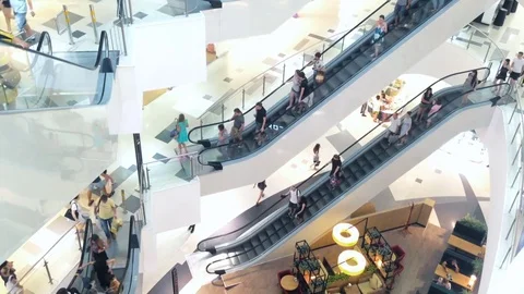 Slightly defocused crowd of walking people in the newly opened shopping mall Video stock 78130087