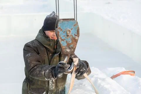 Slinger in a black hat on unloading 写真素材