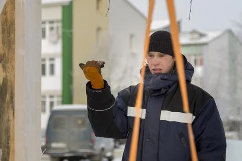 The slinger hooked up the load with rope slings 스톡 사진