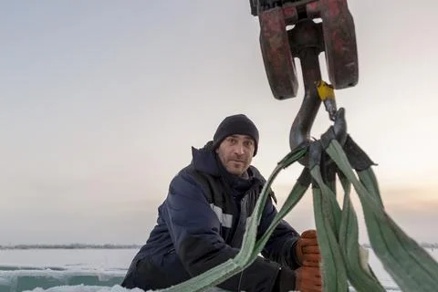 The slinger hooks the sling on the hook 写真素材