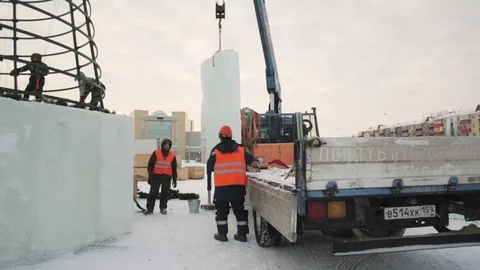 Slinger in an orange helmet on unloading Stock Footage 106692023