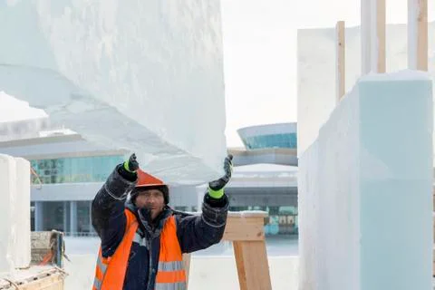 Slinger in an orange helmet on unloading 스톡 사진
