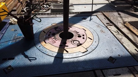 Slip on the rotary table while drilling oil well Video stock 120219332