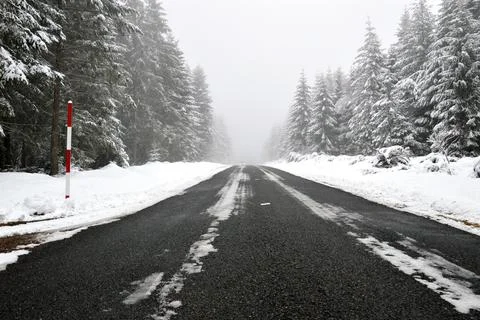 Slippery mountain road Stockfoto's