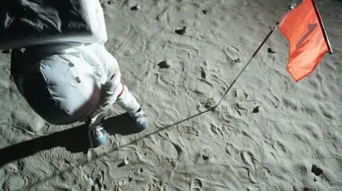 SLO MO, directly above, full length of an astronaut playing golf on the moon Vidéo 10700794