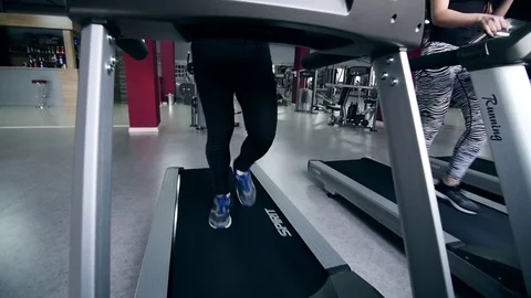 SLO MO LA Medium Shot Pan Man jogging on treadmill Stockbeeldmateriaal 75354606