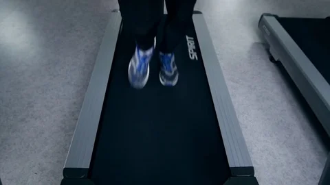 SLO MO LA Medium Shot Pan Man jogging on treadmill Stockbeeldmateriaal 75355140
