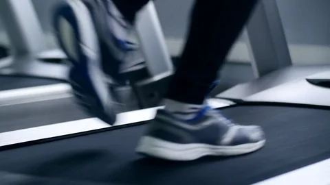 SLO MO LA Medium Shot Pan Man jogging on treadmill 動画素材 75355748