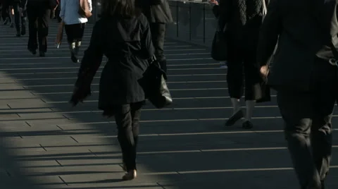Slo-mo large crowd of unidentifiable pedestrians in London 4K  - 03 스톡 동영상 55625019